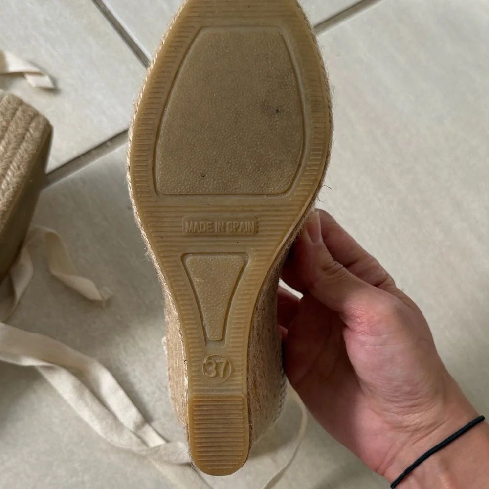 Chic Cream Espadrille Wedges - Picture 3 of 3